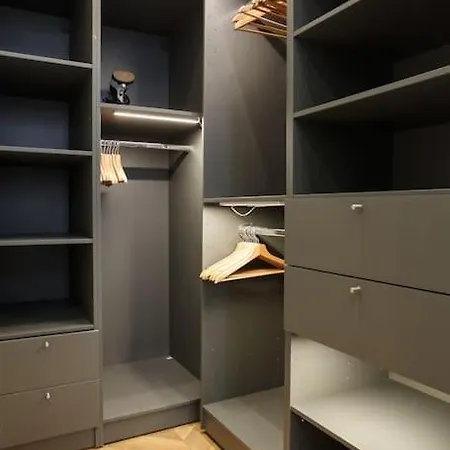 Renovated Spacious Parisian Near La Madeleine * Paříž