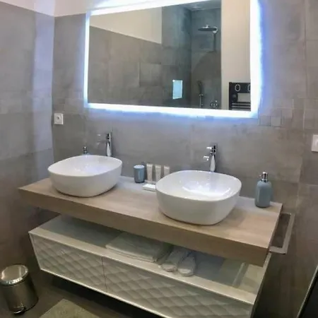 Renovated Spacious Parisian Near La Madeleine Apartmán