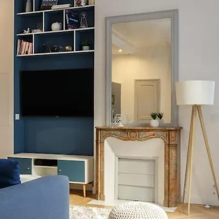 Renovated Spacious Parisian Near La Madeleine Paříž