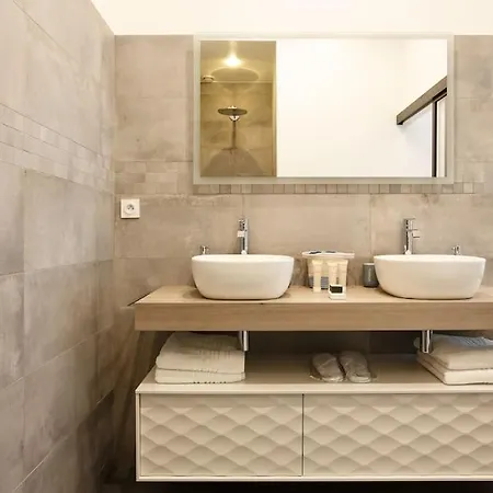 Renovated Spacious Parisian Near La Madeleine * Párizs