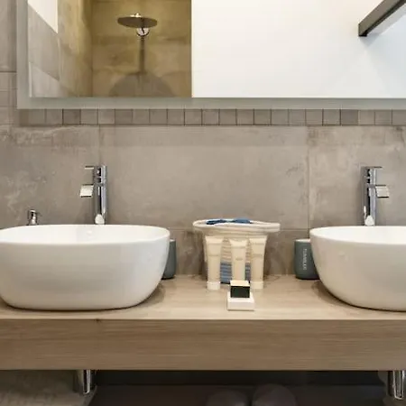 Renovated Spacious Parisian Near La Madeleine *